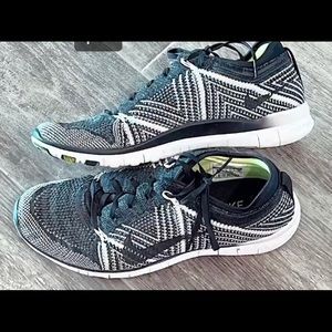 Womens Nike size 9 tennis shoes